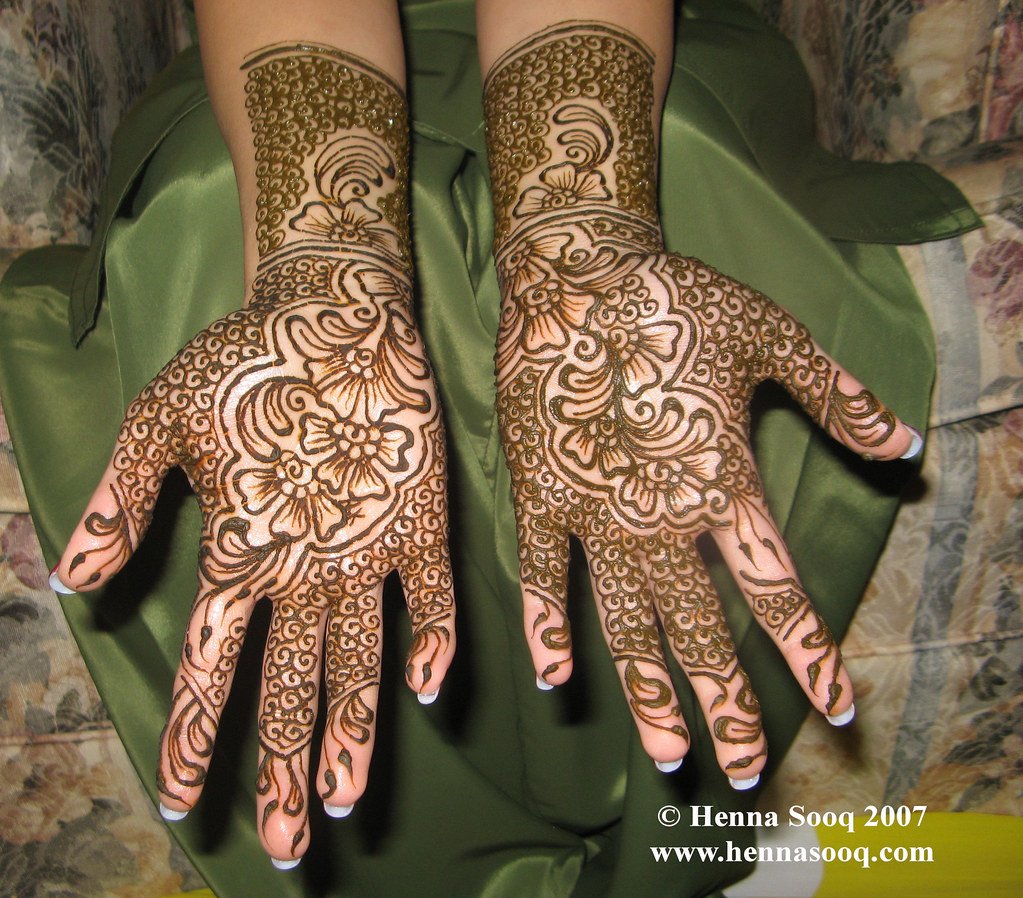Illustrative mehndi photograph for Minimal henna vine