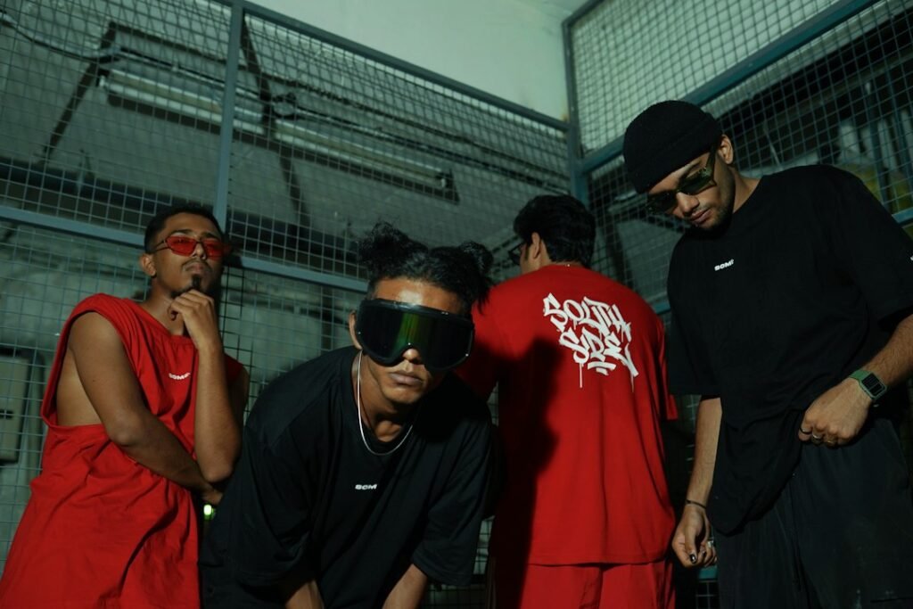 Oversized T-shirt streetwear fashion trend in 2026