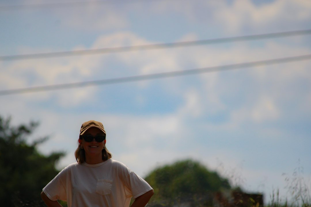 Relaxed T-shirt accessorised with a cap and sunglasses