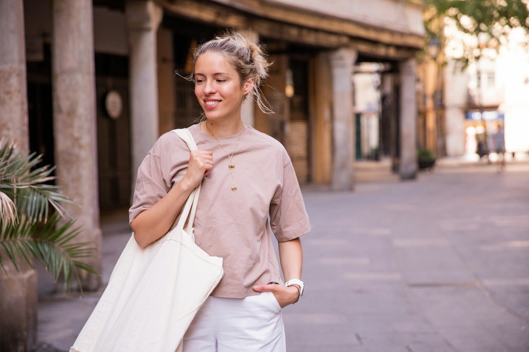 Relaxed pink-beige tee with a light tote bag